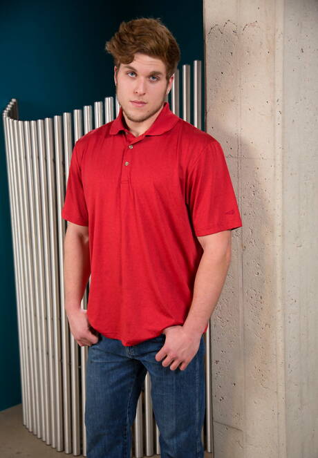 たくましい体格のコルトン・ケインがヌードでお尻を露出