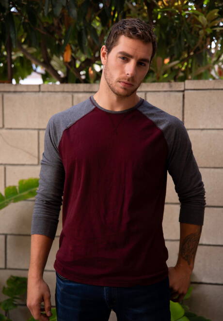 Dwóch amerykańskich facetów, umięśniony Scott Finn i superogier Carter Woods w gorącej akcji ruchania w tyłek na świeżym powietrzu