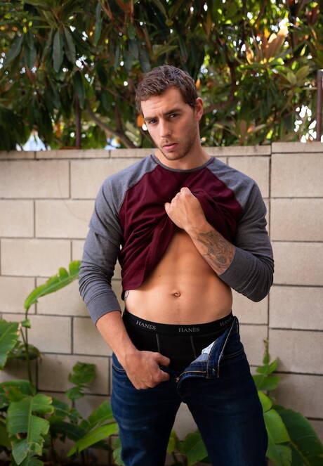 Dwóch amerykańskich facetów, umięśniony Scott Finn i superogier Carter Woods w gorącej akcji ruchania w tyłek na świeżym powietrzu