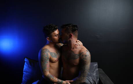 Sexy buddies Seth Knight, Cesar Rossi and Cris Knight in hot 3some anal sex