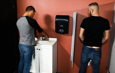 Der amerikanische Otter Chandler Scott und der kräftige Bentley Michaels ficken in den Arsch, nachdem sie in der Badewanne einen Schwanz gelutscht haben