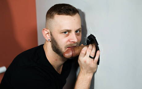 Der amerikanische Otter Chandler Scott und der kräftige Bentley Michaels ficken in den Arsch, nachdem sie in der Badewanne einen Schwanz gelutscht haben