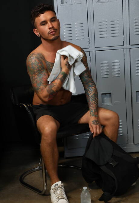 I bravi ragazzi americani, il bel ragazzo Seth Knight e il super stallone Sean Maygers si scopano il culo dopo aver succhiato il cazzo