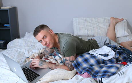 Zwei amerikanische Jungs, der reife Bär D Arclyte und der junge Danny Gunn, lutschen und vögeln sich gegenseitig