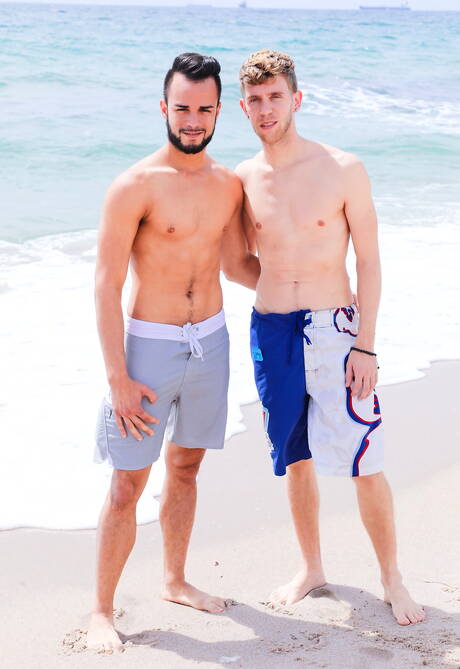 O husky americano Javier Cruz e o lindo garoto Todd Haynes fazem sexo quente na praia