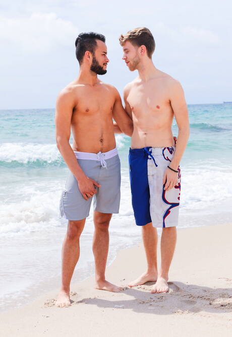 O husky americano Javier Cruz e o lindo garoto Todd Haynes fazem sexo quente na praia