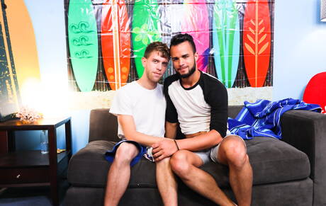 O husky americano Javier Cruz e o lindo garoto Todd Haynes fazem sexo quente na praia