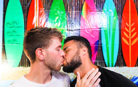 O husky americano Javier Cruz e o lindo garoto Todd Haynes fazem sexo quente na praia