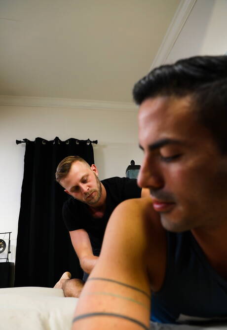 Der lateinamerikanische Muskelprotz Cesar Rossi und der amerikanische Otter Chandler Scott bohren einen Arsch