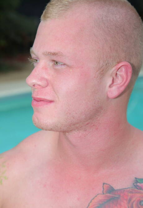 Die netten Amerikaner Dolf Dietrich und Leo Luckett ficken sich im Pool den Arsch