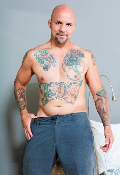 Le dur à cuire américain Brandon Wilde et le jeune Josh Andrews baisent le cul après avoir sucé une bite