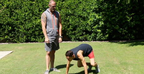 Robbie Caruso i amerykański gorący niedźwiedź D Arclyte w gorącej homoseksualnej akcji na świeżym powietrzu