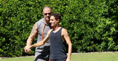 Robbie Caruso i amerykański gorący niedźwiedź D Arclyte w gorącej homoseksualnej akcji na świeżym powietrzu