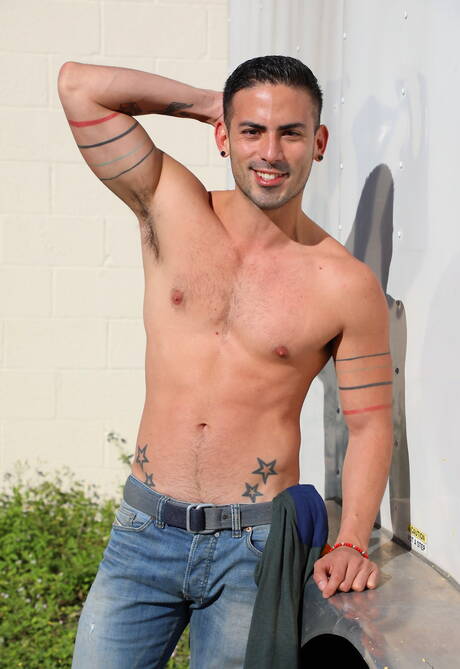 Latin hot bear Fernando Del Rio and latin strongman Cesar Rossi have a good sex outside