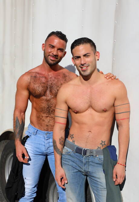 Der heiße Latino-Bär Fernando Del Rio und der starke Latino-Mann Cesar Rossi haben draußen guten Sex