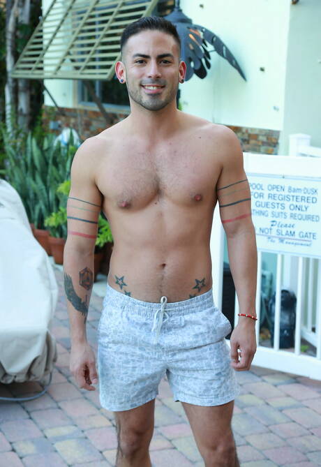 Latin superstud Cesar Rossi and american husky guy Sean Maygers have anal sex at the pool