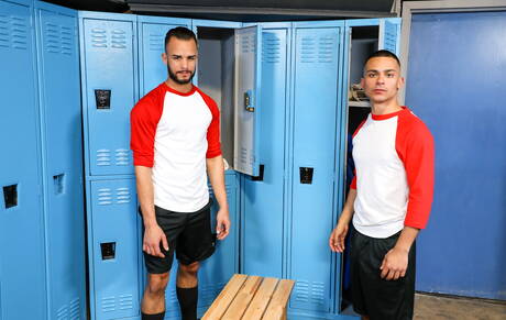 Il muscoloso latino Javier Cruz e il giovane Gabriel Isaacs in una bollente azione di sesso anale