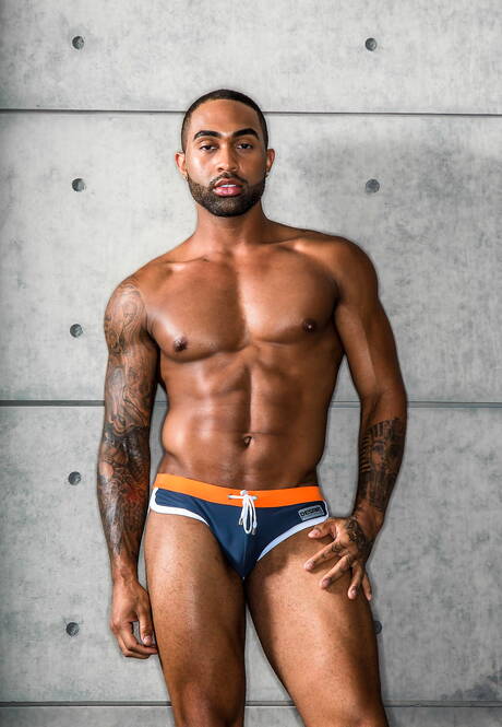 Os atores pornôs americanos musculosos Remy Cruze e Jay Austin fodem a bunda depois de um boquete interracial na piscina