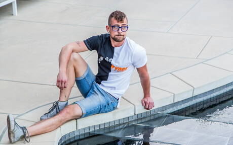 Amerikaanse pornosterren, de gespierde Remy Cruze en de gespierde Jay Austin neuken elkaar na een interraciale pijpbeurt bij het zwembad.