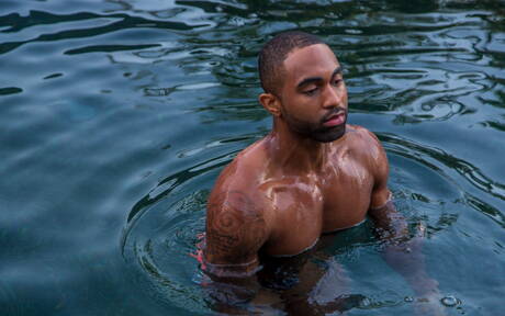 Noir Male: Amerykańskie gwiazdy porno, muskularny Remy Cruze i krzepki facet Jay Austin ruchają się w dupę po międzyrasowym obciąganiem na basenie