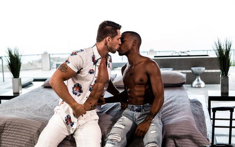 Due tizi americani, il muscoloso Roman Todd e il muscoloso Jacen Zhu, in una scopata interrazziale