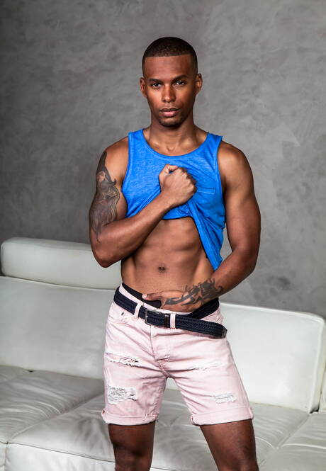 Podnieceni faceci Noah Donovan, Max Adonis i Jacen Zhu uprawiają trójkątny seks analny