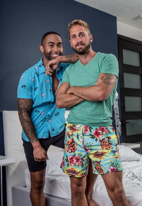 Gorące Amerykanki, przystojny facet Wesley Woods i dobrze zbudowany Remy Cruze w czarno-białych ubraniach kochają się przy basenie