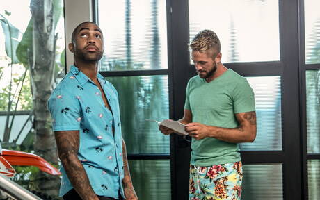 Gorące Amerykanki, przystojny facet Wesley Woods i dobrze zbudowany Remy Cruze w czarno-białych ubraniach kochają się przy basenie