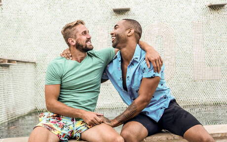 Gorące Amerykanki, przystojny facet Wesley Woods i dobrze zbudowany Remy Cruze w czarno-białych ubraniach kochają się przy basenie