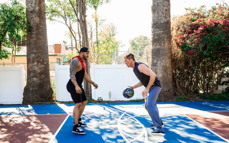 黑人肌肉男Jason Vario和身材魁梧的美國肌肉男Pierce Paris在淋浴間享受了一場精彩的跨種族性愛