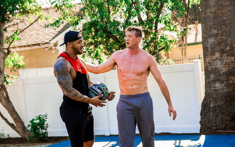 黑人肌肉男Jason Vario和身材魁梧的美國肌肉男Pierce Paris在淋浴間享受了一場精彩的跨種族性愛