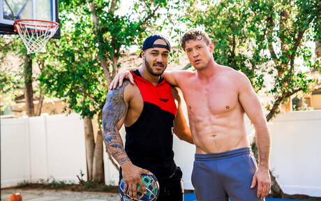 黑人肌肉男Jason Vario和身材魁梧的美國肌肉男Pierce Paris在淋浴間享受了一場精彩的跨種族性愛