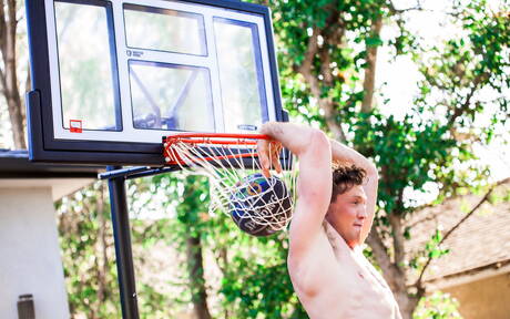 黑人肌肉男Jason Vario和身材魁梧的美國肌肉男Pierce Paris在淋浴間享受了一場精彩的跨種族性愛