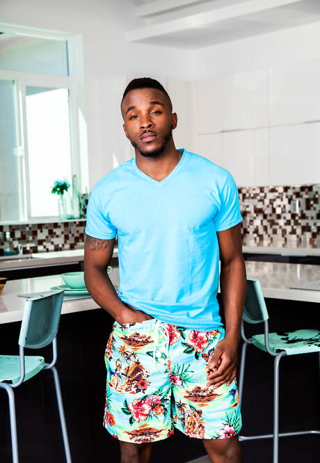 Noir Male: American pornstars strongman Wesley Woods and stud Pheonix Fellington in interracial cock sucking scene in the kitchen