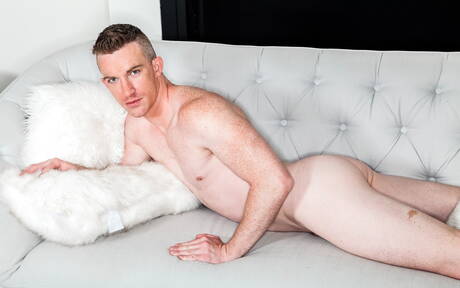 Zwei amerikanische Jungs, der muskulöse Remy Cruze und der attraktive Nick Fitt, bei einem heißen interracialen Arschfick