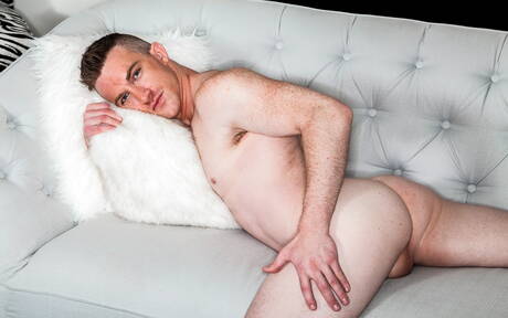 Zwei amerikanische Jungs, der muskulöse Remy Cruze und der attraktive Nick Fitt, bei einem heißen interracialen Arschfick