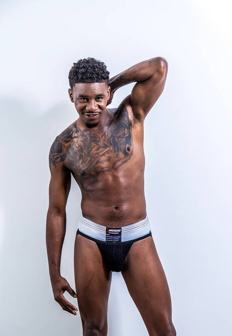 De knappe kerel Ziggy Banks en de aantrekkelijke kerel Marquee D. Angelo in interraciale liefde