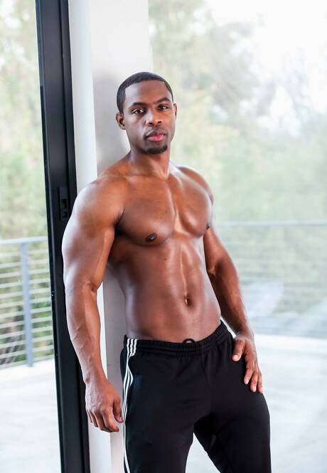 Die netten amerikanischen Kumpel Leo Luckett und der muskulöse Deangelo Jackson haben einen guten interracial Oralsex