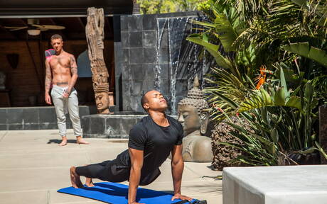 El jovencito estadounidense Danny Gunn y el cachas Timarrie Baker tienen un buen sexo interracial al aire libre