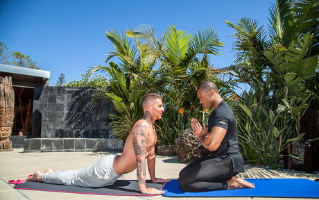 El jovencito estadounidense Danny Gunn y el cachas Timarrie Baker tienen un buen sexo interracial al aire libre