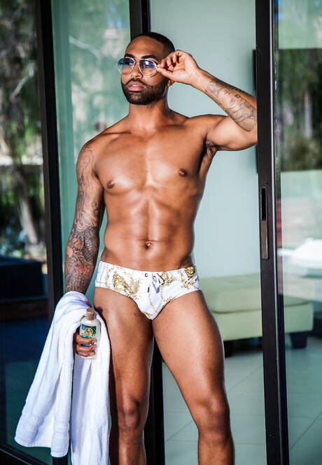 Znani Amerykanie, kulturysta Seth Santoro i muskularny Remy Cruze w międzyrasowej miłości przy basenie