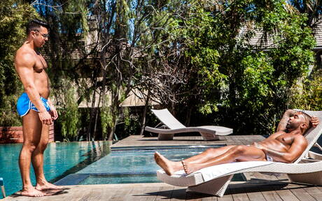 Znani Amerykanie, kulturysta Seth Santoro i muskularny Remy Cruze w międzyrasowej miłości przy basenie