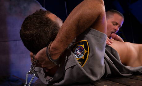 Znani Amerykanie, dobrze zbudowany Max Cameron i muskularny Kirk Cummings mają gorącą scenę miłosną