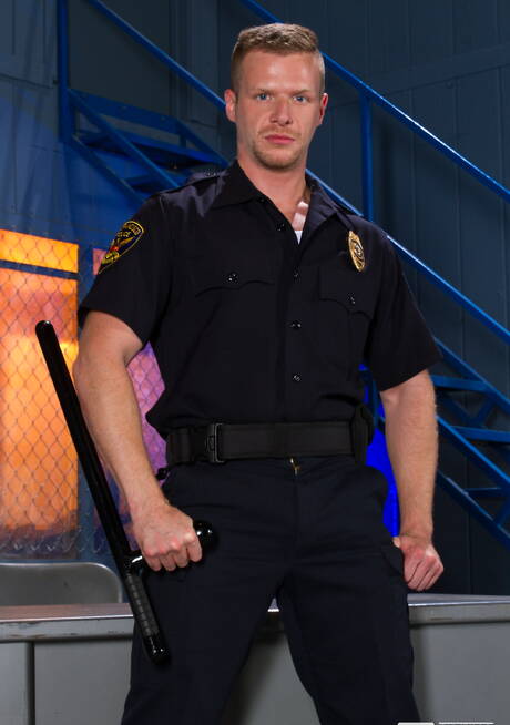 Fisting Central: Pretty american boys well-built Brian Bonds and bodybuilder Sean Duran fuck after dick sucking and fisted