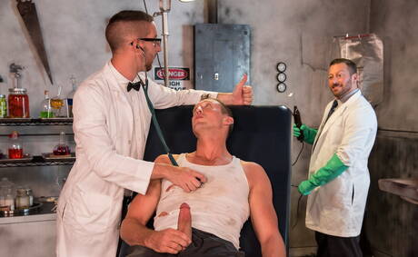 Hugh Hunter, Scotty Taylor e Pierce Paris têm um prazer a três com fisting