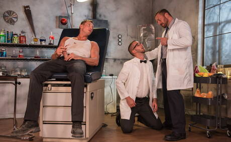 Hugh Hunter, Scotty Taylor e Pierce Paris têm um prazer a três com fisting