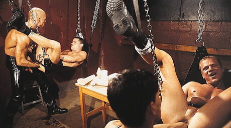 Fisting Central: Addison Scott, Christopher, Jeff Palmer, Thom Barron dans une scène de sexe en groupe torride