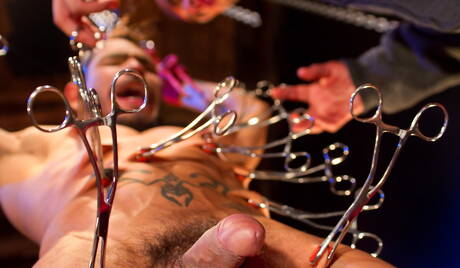 Der muskulöse Latino Leo Forte und der attraktive Latino Draven Torres haben guten Oralsex