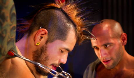 Der muskulöse Latino Leo Forte und der attraktive Latino Draven Torres haben guten Oralsex