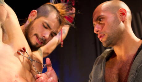 Der muskulöse Latino Leo Forte und der attraktive Latino Draven Torres haben guten Oralsex